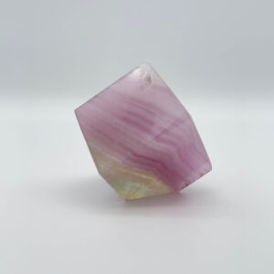 Poleret regnbuefluorit terning med grønne og lilla bånd.