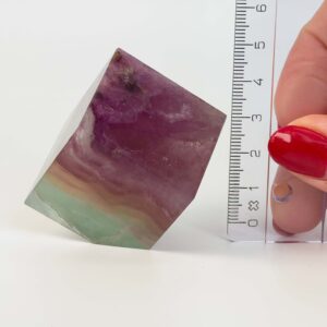 Fluorit regnbue krystal sten kube terning firkant ved siden af lineal med hvid baggrund