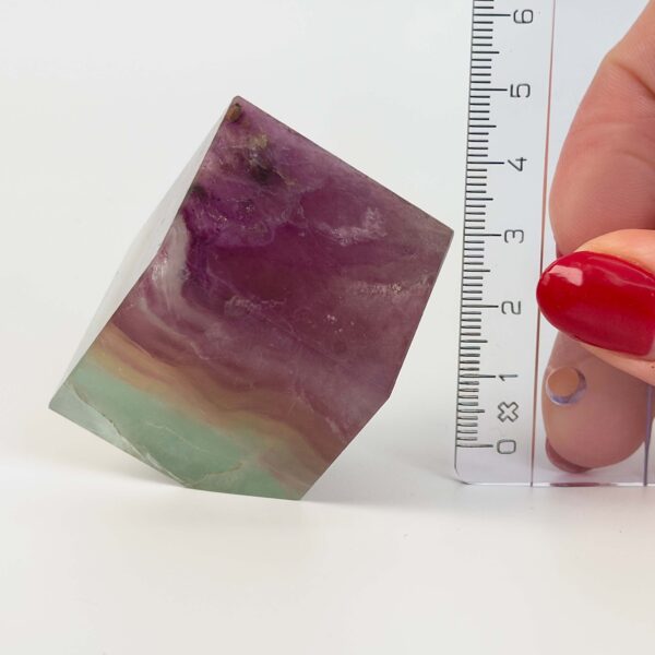 Fluorit regnbue krystal sten kube terning firkant ved siden af lineal med hvid baggrund