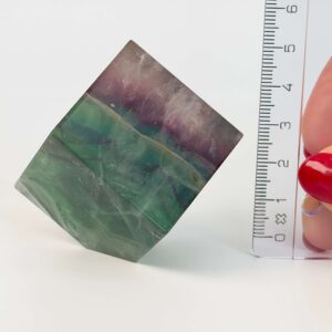 Fluorit regnbue krystal sten kube terning firkant ved siden af lineal med hvid baggrund