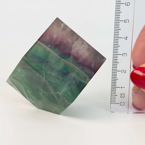 Fluorit regnbue krystal sten kube terning firkant ved siden af lineal med hvid baggrund