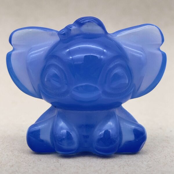 Fin glasfigur med rolige energier og sans for detaljer.