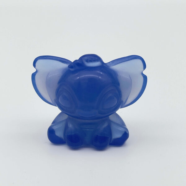 Smuk blå glasfigur med elegant glød og roligt, drømmende udtryk.