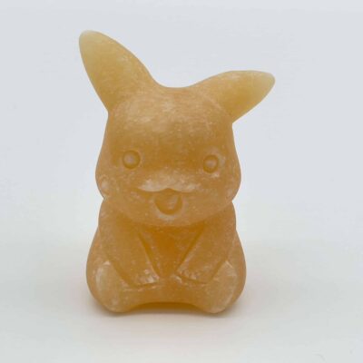 Poleret krystalfigur i gul calcit – symbol på glæde og livskraft.