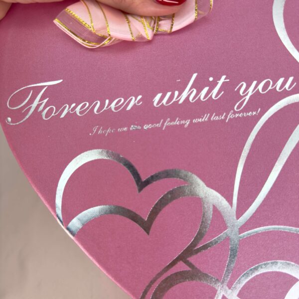 Hjerteformet lyserød gaveæske krystal sten tekst