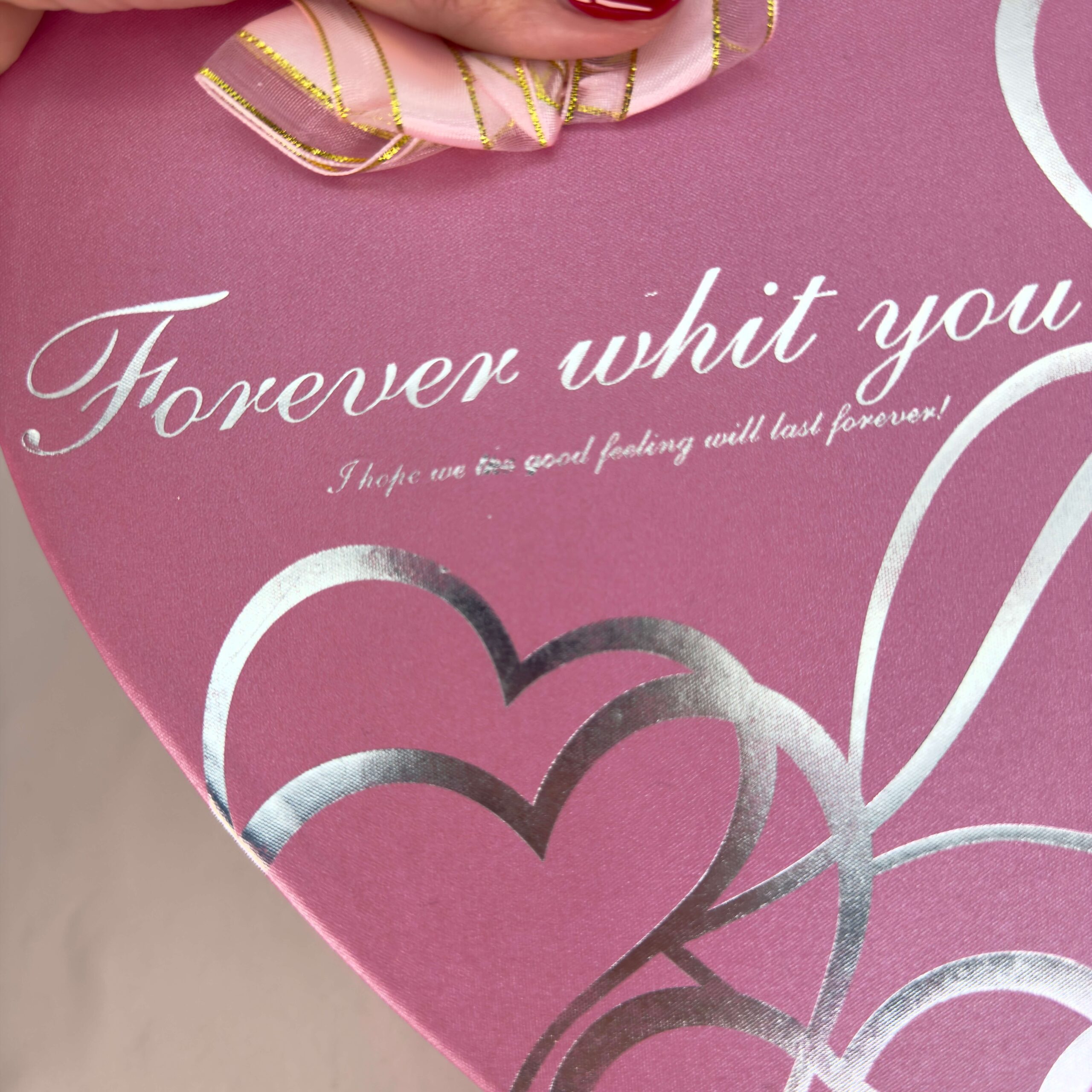 Hjerteformet lyserød gaveæske krystal sten tekst