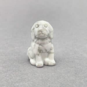Unik håndlavet krystalhund med naturlige farver og styrke.