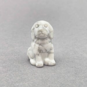 Unik håndlavet krystalhund med naturlige farver og styrke.