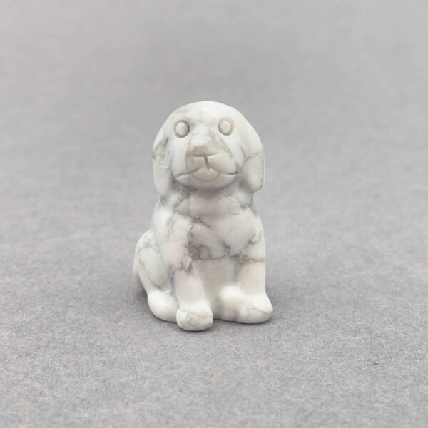 Unik håndlavet krystalhund med naturlige farver og styrke.