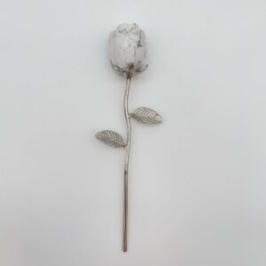 Elegant hvid krystalrose med sølvstilk, symbol på klarhed og ro.
