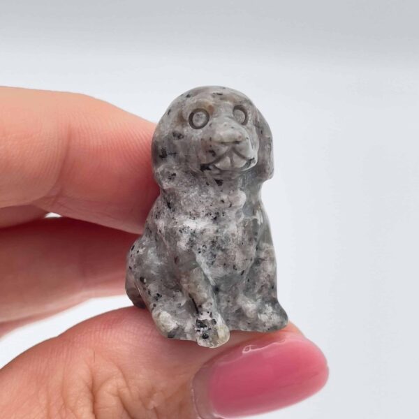 Fin lille hund i krystal – perfekt som symbol på venskab.