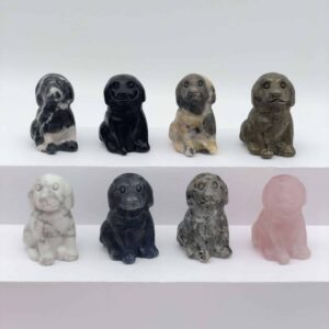 En samling af små krystalhunde i forskellige farver og stentyper – fuld af charme og energi.