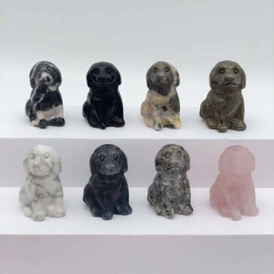 En samling af små krystalhunde i forskellige farver og stentyper – fuld af charme og energi.