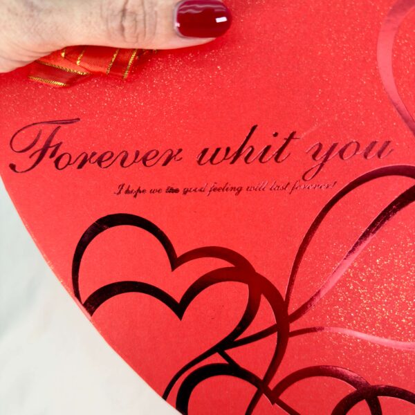 Hjerteformet rød gaveæske krystal sten tekst