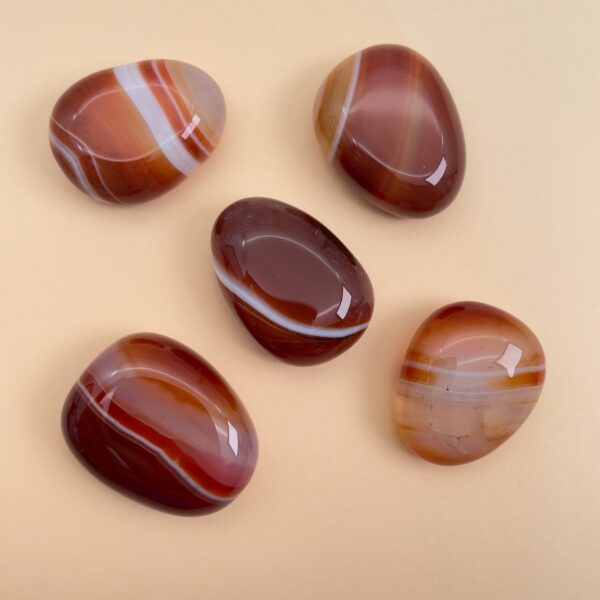 Karneol Dråbe Premium Lommesten på brun baggrund