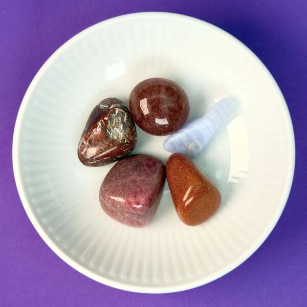 Indre ro krystal healingssæt i hvid royal copenhagen skål med blå baggrund