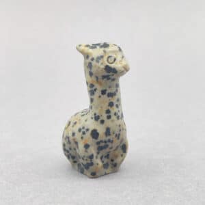 Fin lille alpaca i sten – symbol på ro og venlighed.