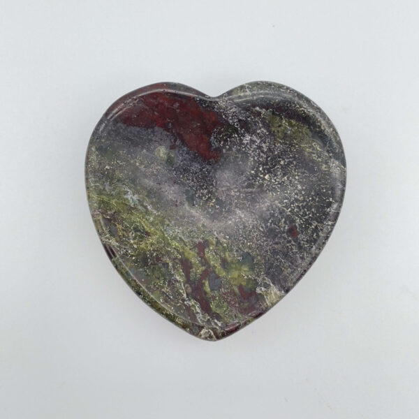 Hjerteformet bekymringssten i drageblodsjaspis – mod, styrke og vitalitet.