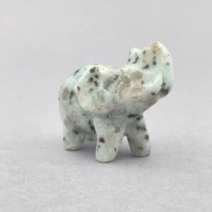 Lille krystalelefant – symbol på styrke, visdom og beskyttelse.