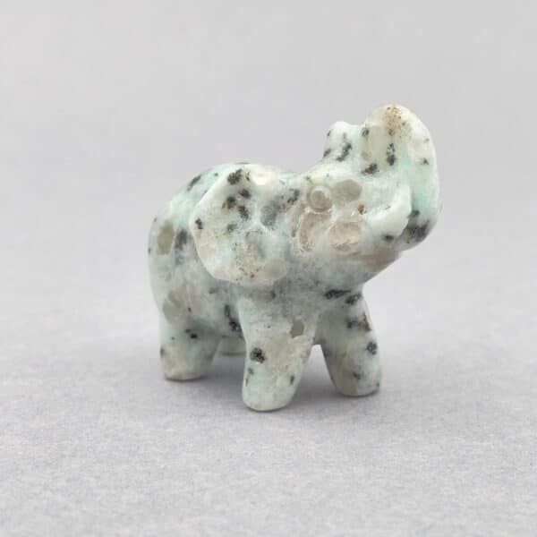 Lille krystalelefant – symbol på styrke, visdom og beskyttelse.