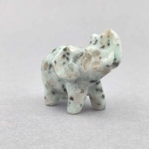 Lille krystalelefant – symbol på styrke, visdom og beskyttelse.