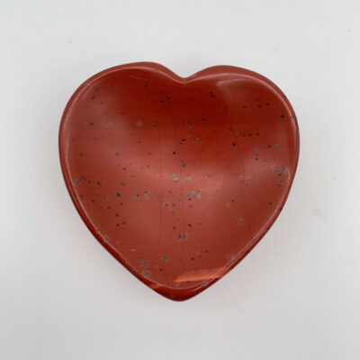 Hjerteformet bekymringssten i rød jaspis – styrke, mod og jordforbindelse.