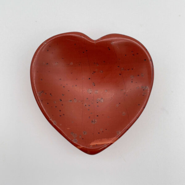 Hjerteformet bekymringssten i rød jaspis – styrke, mod og jordforbindelse.