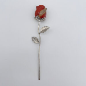 Kraftfuld rød krystalrose på sølvstilk med varm og jordnær energi.