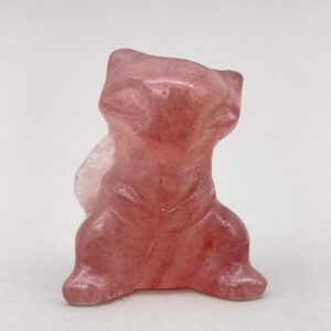 Elegant jordbærkvarts figur med rolige farver og bløde former.