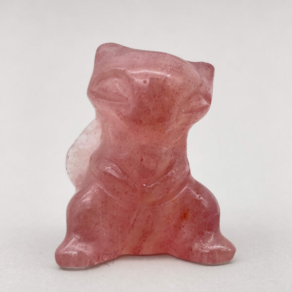 Elegant jordbærkvarts figur med rolige farver og bløde former.