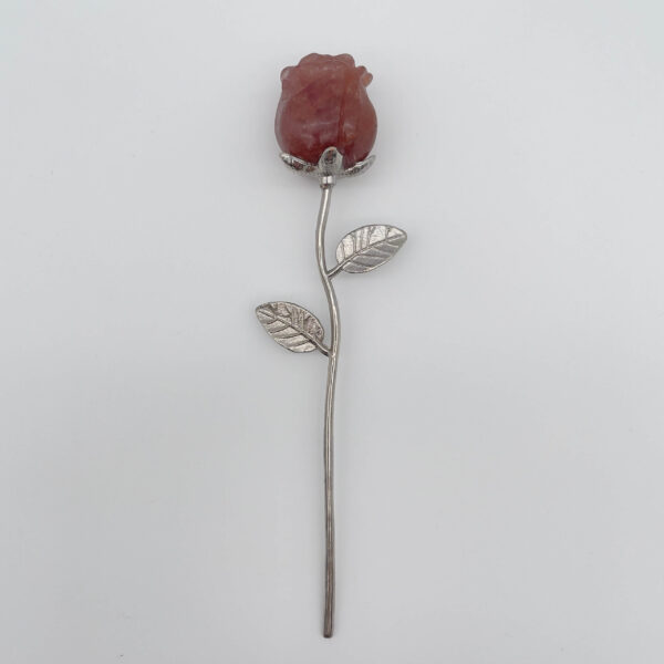 Rose på sølvstilk i jordbærkvarts – kærlig, varm og hjerteåbnende energi.