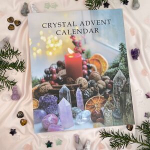 Krystal julekalender 2025 på baggrund med krystaller og gran