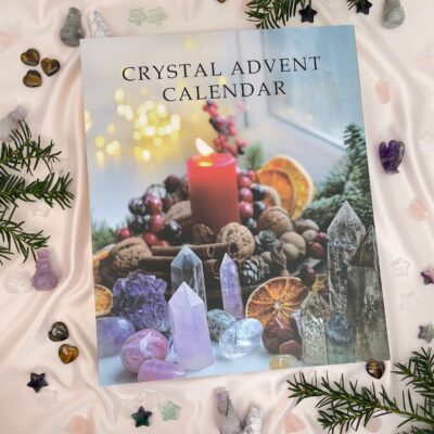 Krystal julekalender 2025 på baggrund med krystaller og gran