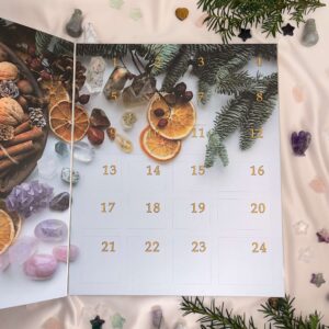 Krystal julekalender 2025 låger på baggrund med krystaller