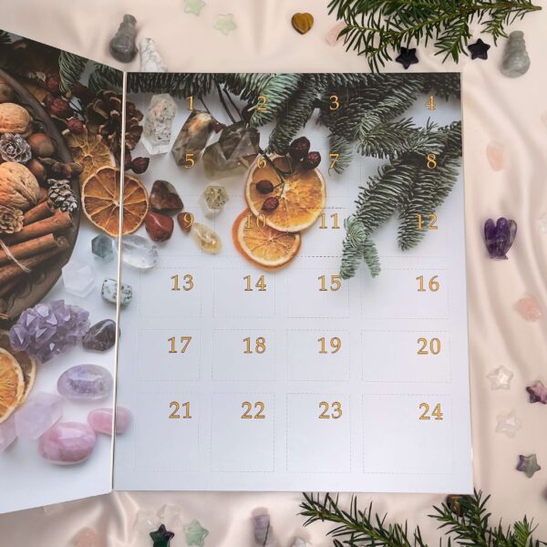 Krystal julekalender 2025 låger på baggrund med krystaller