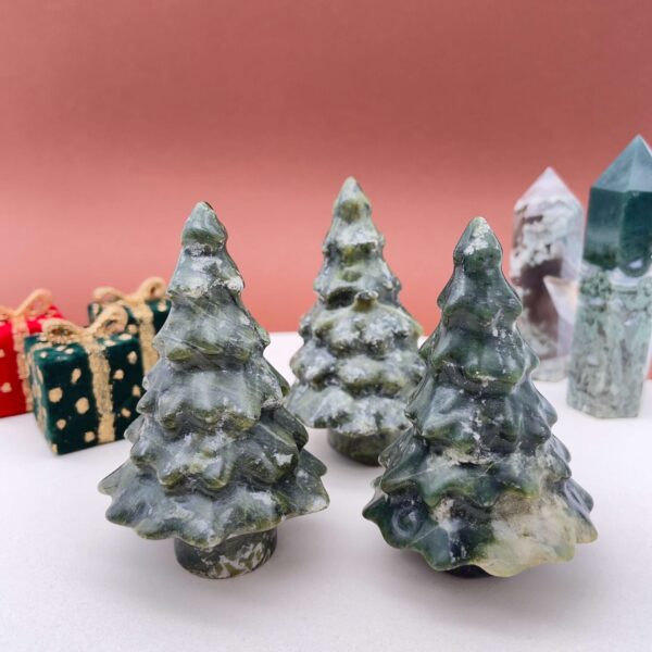 Smukt serpentin juletræ med bløde grønne nuancer og glat overflade.