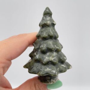 Håndlavet juletræ i serpentin – symbol på ro og naturens energi.