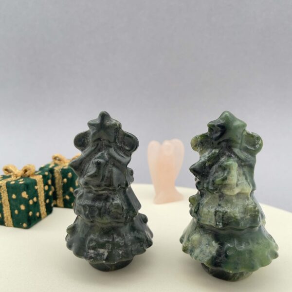 Juletræ udskåret i grøn serpentin – naturens eget lille kunstværk.