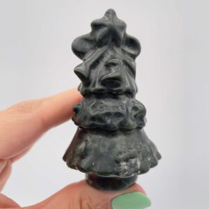 Grøn serpentin sten formet som juletræ – dekorativ og beroligende.