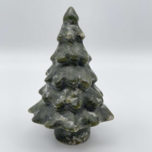 Poleret serpentin juletræ med harmoniske farver og blid glød.