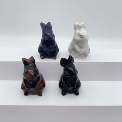 En samling små krystalkaniner i forskellige farver og krystaller – ren sødme og energi.