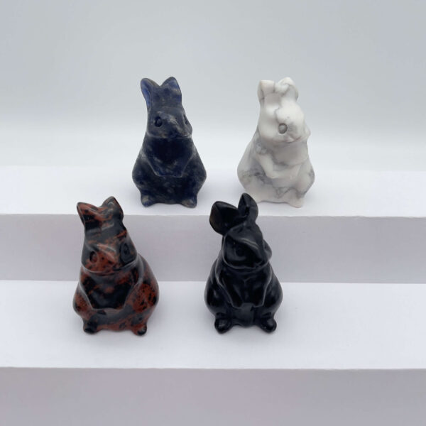 En samling små krystalkaniner i forskellige farver og krystaller – ren sødme og energi.