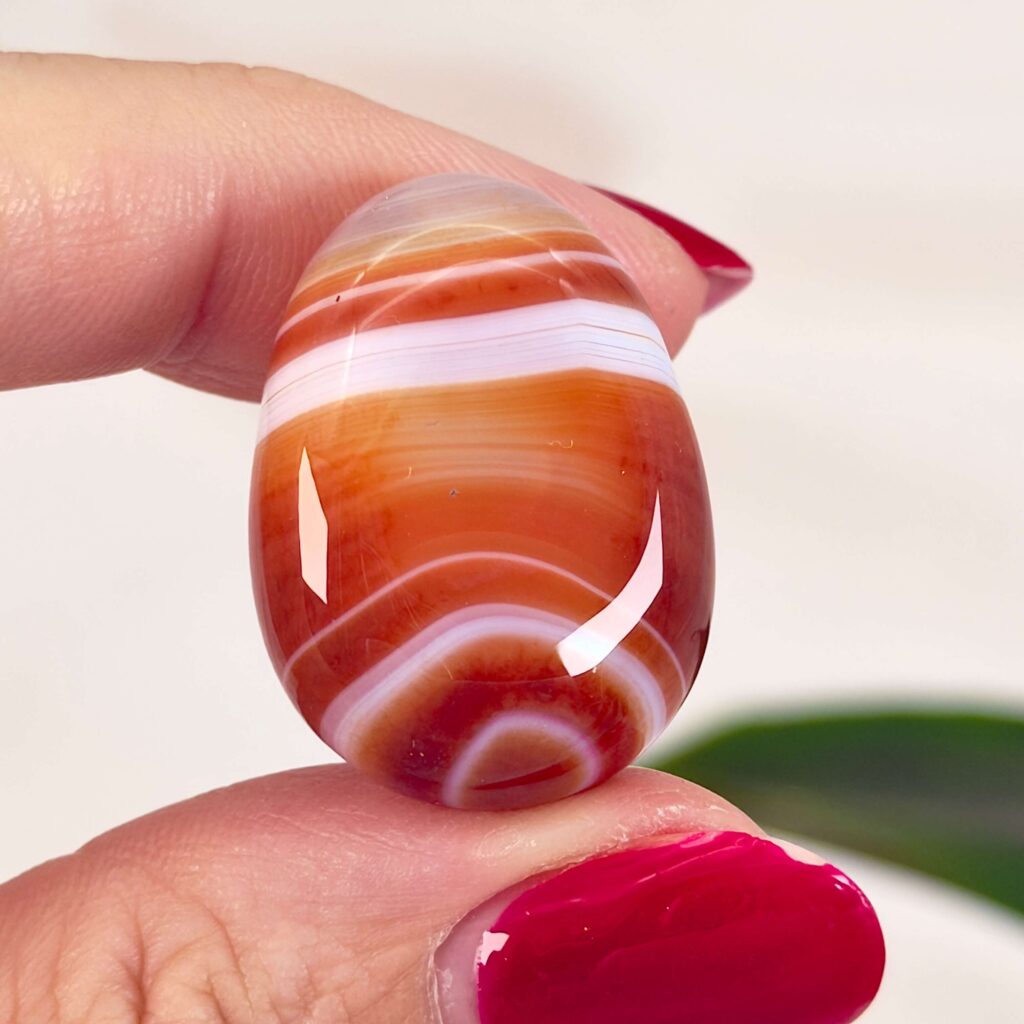 Krystaller og deres betydning 18 Karneol dråbe premium lommesten med varme orange og rødlige nuancer samt en smukt poleret overflade. En krystal der ofte forbindes med energi, mod og livsglæde.