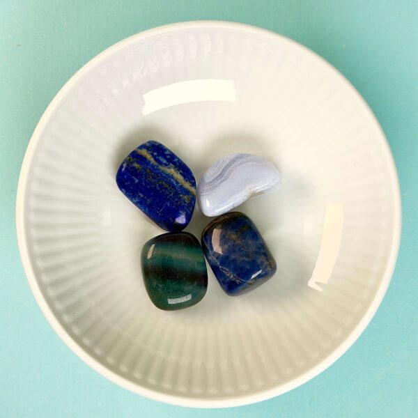 Kommunikation krystal healingssæt i hvid royal copenhagen skål med blå baggrund