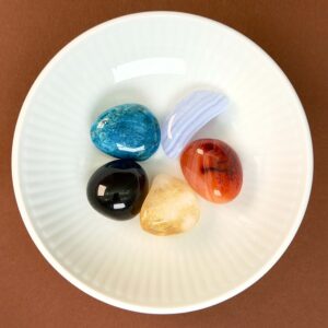 Kreativitet krystal healingssæt i hvid royal copenhagen skål med blå baggrund