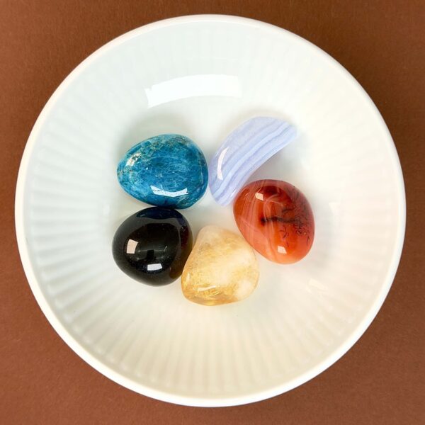 Kreativitet krystal healingssæt i hvid royal copenhagen skål med blå baggrund