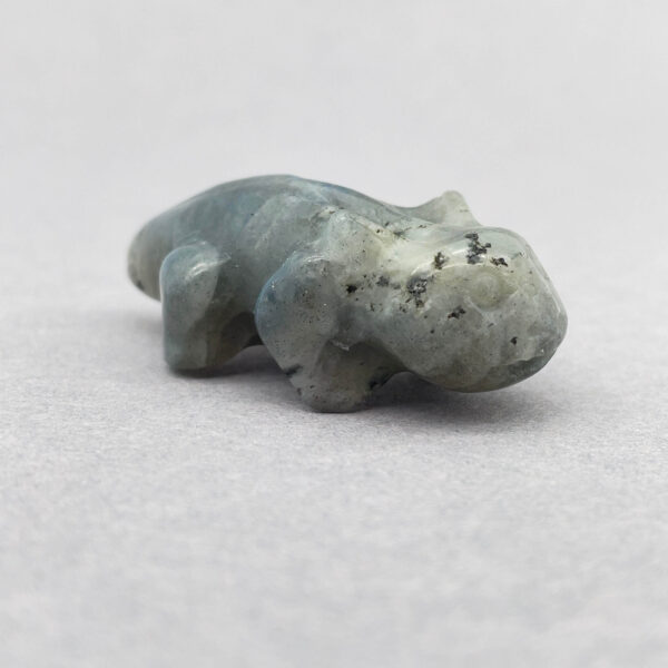 Dekorativ salamander skåret i krystal – symbol på tilpasning og styrke.