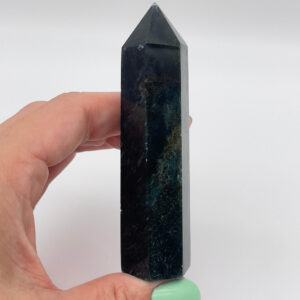 Håndpoleret labradorit tårn med skinnende overflade og naturlige nuancer.