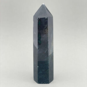 Labradorit tårn med magisk farvespil i blå, grøn og gylden glød.