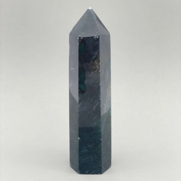 Labradorit tårn med magisk farvespil i blå, grøn og gylden glød.